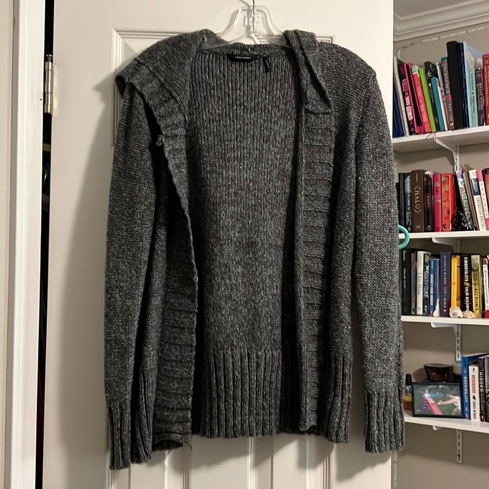 Large Daisy Fuentes, gray knit cardigan with functional buttons